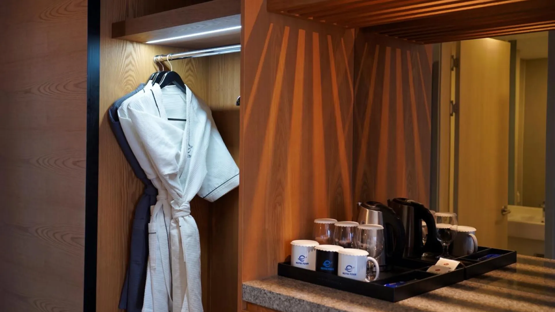 Hotel Tour Incheon Airport Hotel & Suites 4*,
