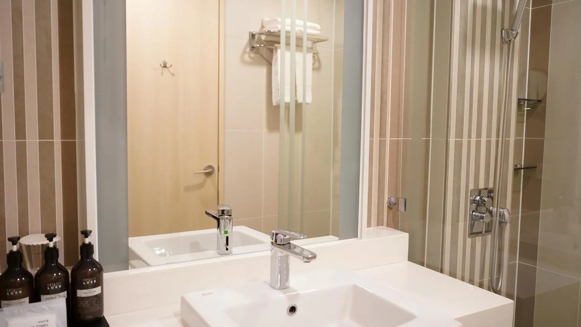 Hotel Tour Incheon Airport Hotel & Suites 4*,  Korsel